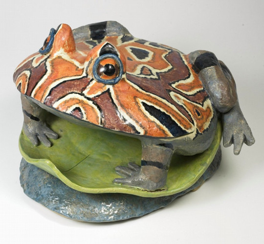 ceramic frog sculpture