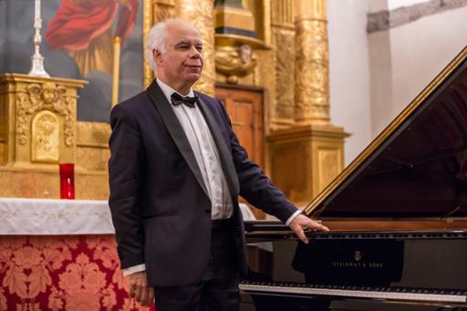Pierre Reach standing next to a piano